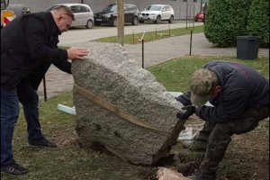 Przygotowania do odsłonięcia pamiątkowej tablicy 4