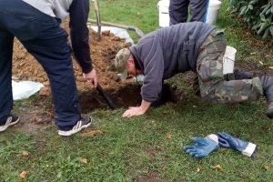 Przygotowania do odsłonięcia pamiątkowej tablicy 5