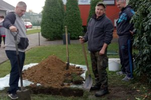 Przygotowania do odsłonięcia pamiątkowej tablicy 6