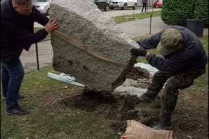 Przygotowania do odsłonięcia pamiątkowej tablicy 9